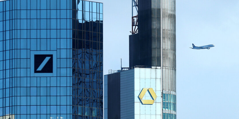 Frankfurter Märchenbrunnen, im Hintergund die Zentrale der Deutschen Bank