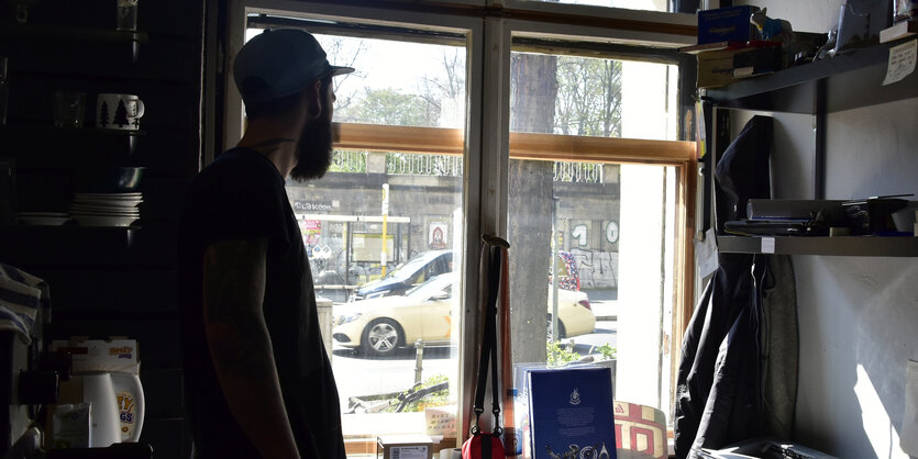 Zeuge Arne Roof steht in seinem Laden am Fenster