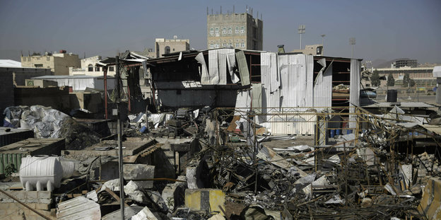 Eine zerstörte Fassade. Es ist Sanaa im Jemen