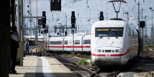 Ein ICE fährt in einen Bahnhof ein