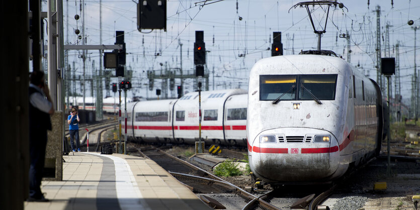 Ein ICE fährt in einen Bahnhof ein