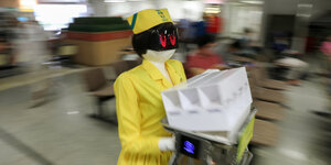 Roboter in gelber Uniform rast vorbei