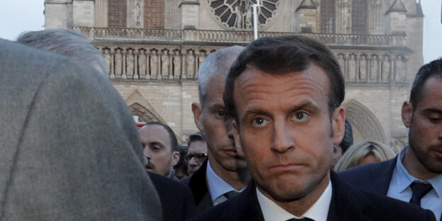 Emmanuel Macron guckt bedröppelt