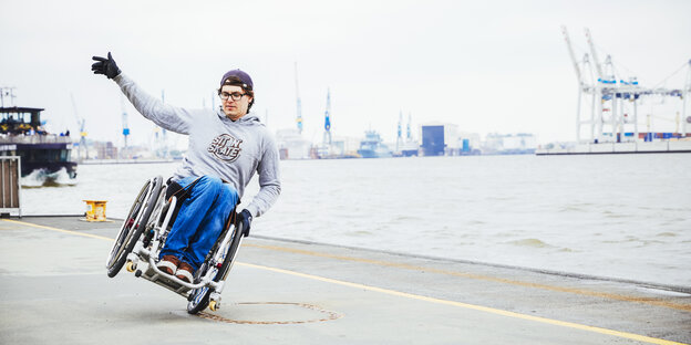 David Lebuser skatet auf einem Reifen seines Rollstuhls