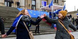 Zwei Demonstrantinnen der Bewegung PULSE OF EUROPE in Berlin