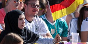 Muslima mit Deutschlandfahne