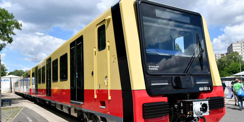 Ein neues S-Bahn-Modell während der Präsentation