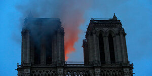 Notre-Dame in Flammen vor Nachthimmel