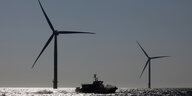 Zwei Windkrafträder in der Ostsee bei Rügen
