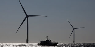 Zwei Windkrafträder in der Ostsee bei Rügen