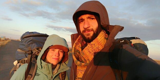 Mann und Frau in Winterkleidung Mann und Frau in Winterkleidung