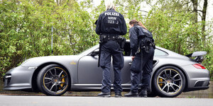 Zwei Polizistinnen vor einem Porsche