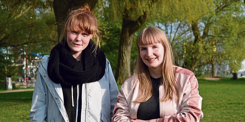 taz-Autorin Wendla Schaper und Hilke Lüschen stehen in einem Park.