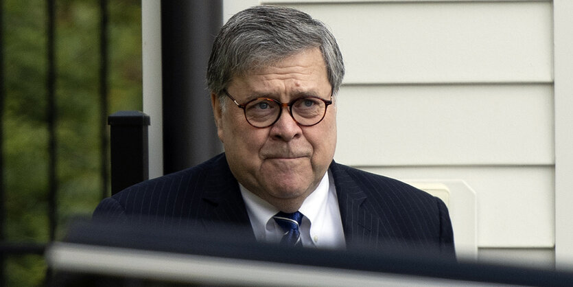 US-Justizminister William Barr mit besorgtem Gesichtsausdruck und zusammengepressten Lippen, auf dem Weg zu seinem Auto