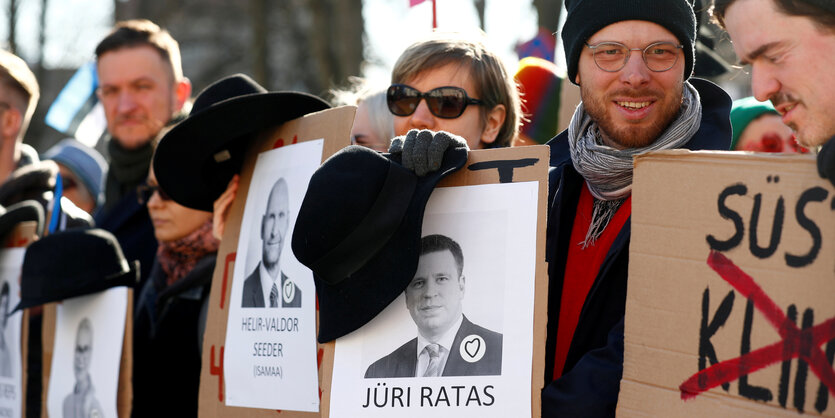 Est*innen mit Plakaten protestieren gegen rechtsextreme Partei