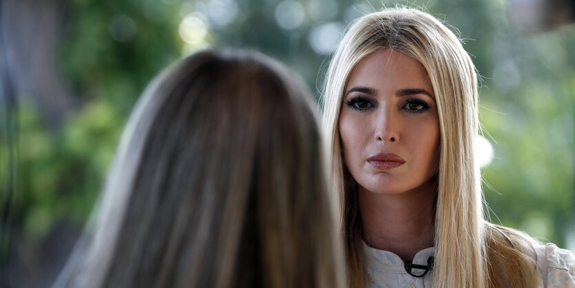 Ivanka Trump mit ernstem Gesichtsausdruck während eines Interviews