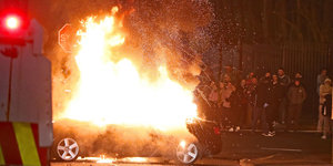 Ein brennendes Auto bei Nacht