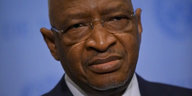 Malis Premierminister Soumeylou Boubèye Maïga sitzt an einem Redepult.