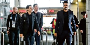 Flughafen Moskau, 12. Juni 2018: Sami Khedira, Julian Draxler, Mesut Özil und Personenschützer Marc Z.