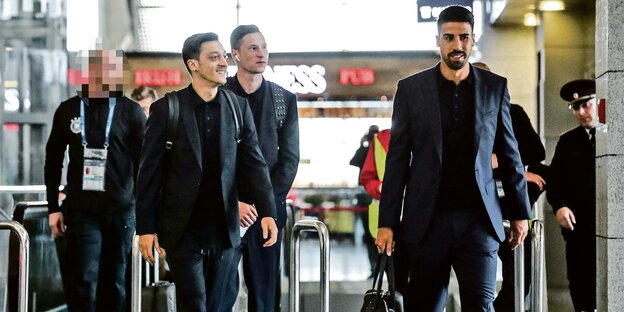 Flughafen Moskau, 12. Juni 2018: Sami Khedira, Julian Draxler, Mesut Özil und Personenschützer Marc Z.