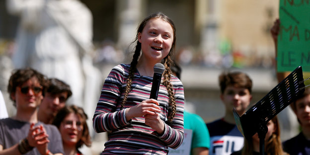 Greta Thunberg spricht in Rom in ein Mikro
