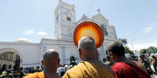 Buddhistische Mönche vor der St. Anthony's Church in Colombo