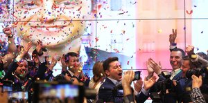 Wolodymyr Selenski feiert mit vielen Menschen, es regnet Konfetti