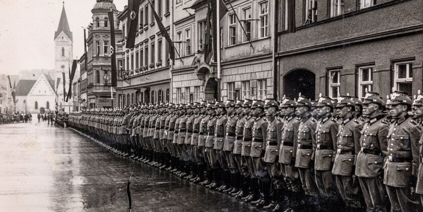 Polizeischüler am Adolf-Hitler-Platz in Fürstenfeldbruck