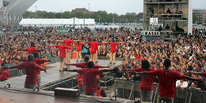 Die Musik- und Tanzgruppe „iThemba“ tanzt auf einer Bühne auf der Bürgerweide in Bremen.