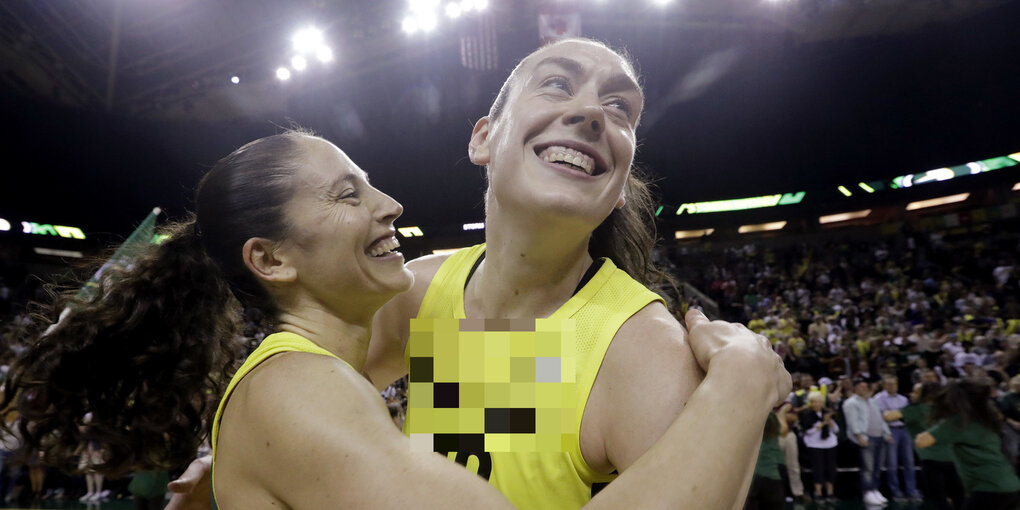 Breanna Stewart wird von einer Teamkollgin umarmt