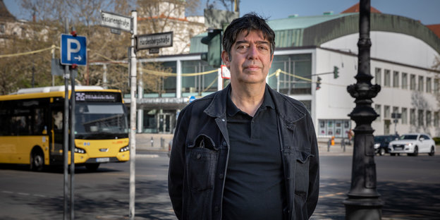 Ein Mann, Nihat Kentel, steht an einer Berliner Straßenecke und blickt in die Kamera