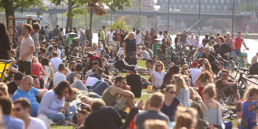 Passanten am Mainufer in Frankfurt am Ostermontag