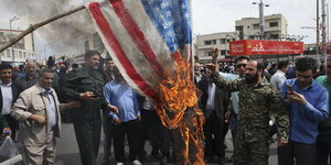 Menschen in Teheran verbrennen eine US-Flagge