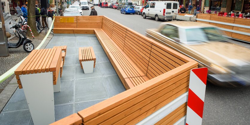 Hölzerne Sitzmöbel auf der Straße im Bergmannkiez in Kreuzberg