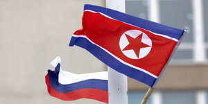 Die russische und die nordkoreanische Flagge wehen in Wladiwostok