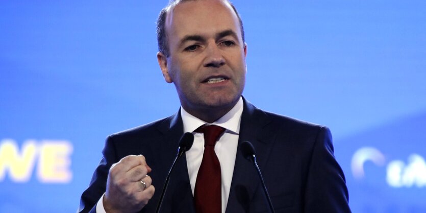 EVP-Spitzenkandidat manfred Weber spricht in Athen mit geballter Faust