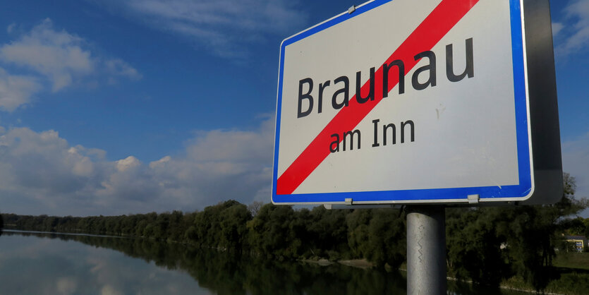 Ein durchgestrichenes Ortsschild von Braunau am Inn