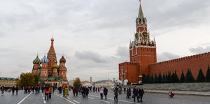 Leute vor dem Kreml