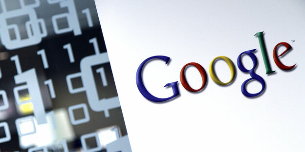 Google-Logo auf eine Glasscheibe mit Nullen und Einsen
