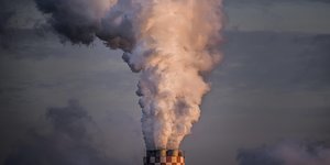 dicker Rauch aus einem Kohlekraftwerk
