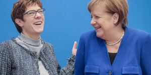 Annegret Kramp-Karrenbauer, Bundesvorsitzende der CDU, lacht neben Bundeskanzlerin Angela Merkel (CDU) vor Beginn der Sitzung des CDU-Bundesvorstands
