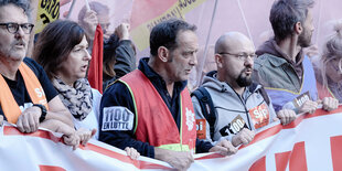 Streikende Arbeiter bei einer Demonstration auf der Straße.