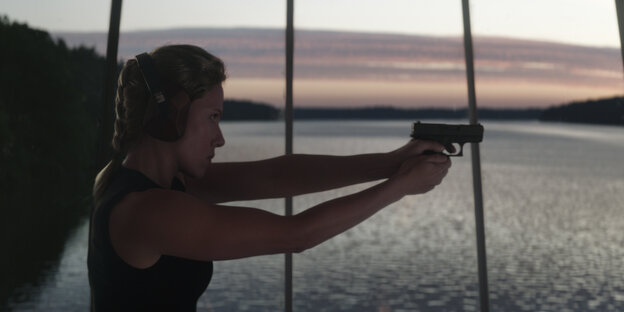 Eine Frau macht Schießübungen mit einer Pistole