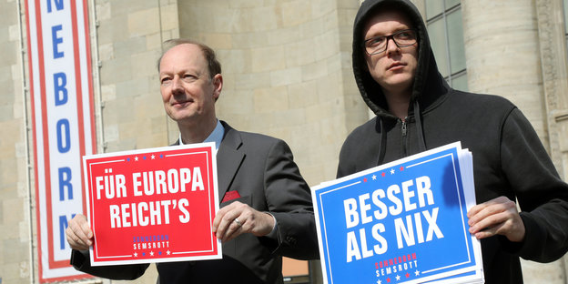 Martin Sonneborn (Die PARTEI), Vorsitzender, und Nico Semsrott (r), Comedian, starten vor der Volksbühne im Bezirk Mitte mit Plakaten in den EU-Wahlkampf.