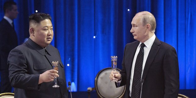 Kim Jong Un, Machthaber von Nordkorea, und Wladimir Putin, Präsident von Russland, stoßen nach ihrem Gespräch miteinander an.