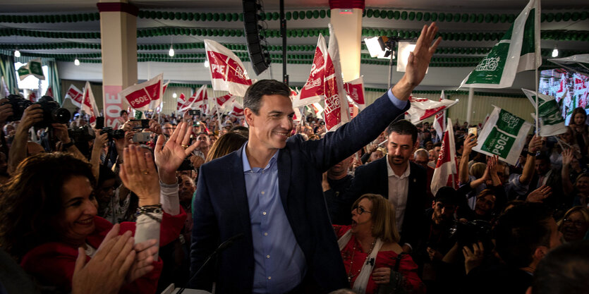 Ein Mann, Pedro Sanchez, winkt