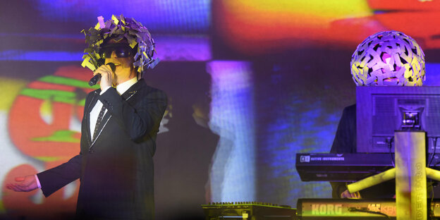 Neil Francis Tennant und Christopher Sean Lowe stehen als Band Pet Shop Boys auf einer Bühne und treten auf.