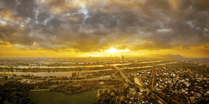 Stadtpanorama im Sonnenuntergang