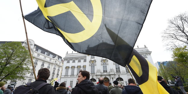 Identitäre protestieren mit Fahne in Wien