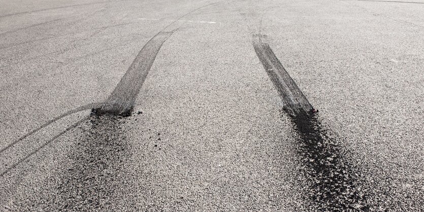 Zwei Bremsstreifen von Autoreifen auf Asphalt